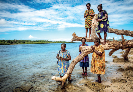 Članice „Katoličke skupine žena Solena“ na otoku koralja Sohano, koja spada u arhipelag Salomonskih Otoka, također se bore protiv klimatskih promjena. Redovito se mole se za spas svog otoka, koji prijeti potonuti u more.